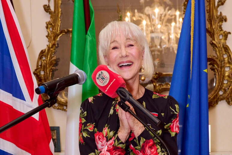 Dame Helen Mirren italiana ad honorem, a lei la Stella d'Italia
