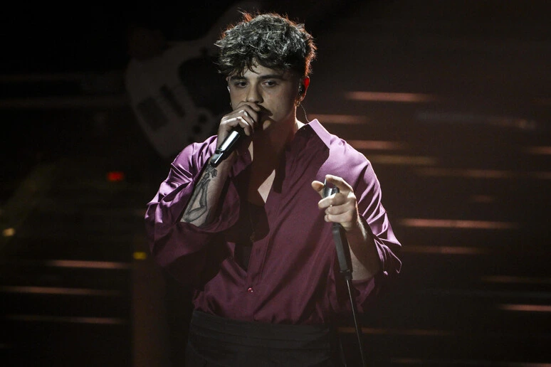 Olly torna a Sanremo con Balorda Nostalgia, tutto l'Ariston canta