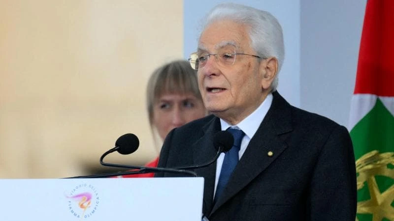 Milano Cortina, Mattarella accende il braciere: “Ci auguriamo la tregua olimpica”