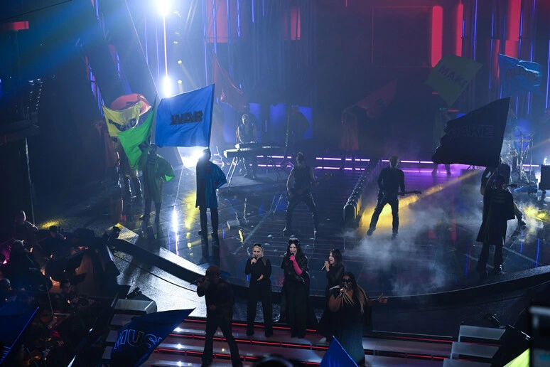 Sanremo parte dall'esterno dell'Ariston, Laura Pausini canta Tozzi e Cocciante