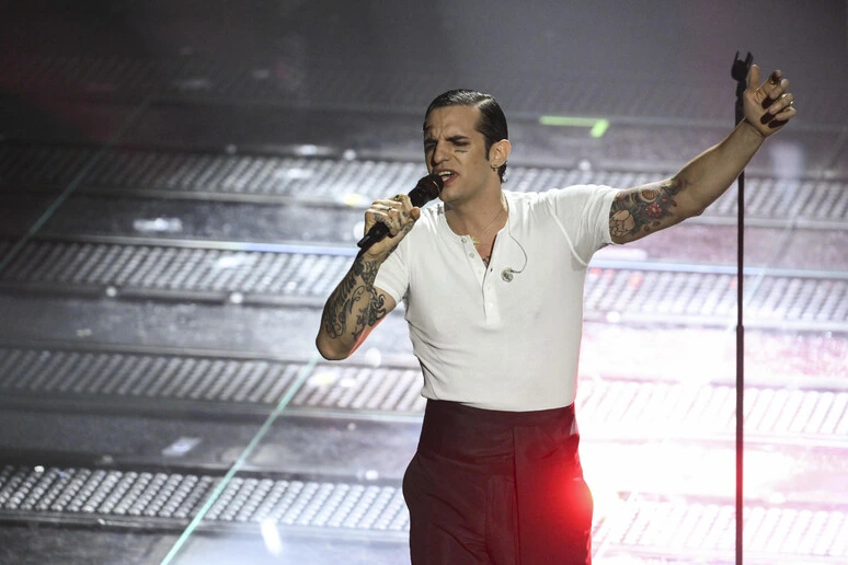 Milano Cortina: Achille Lauro protagonista della cerimonia di chiusura