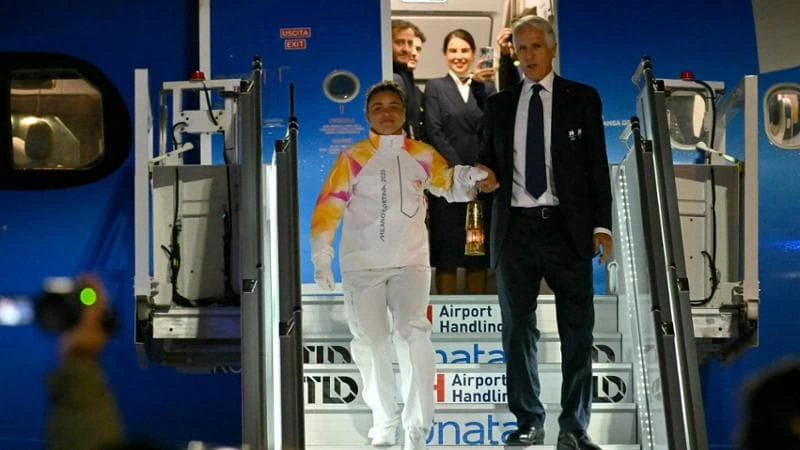 Milano-Cortina, la fiamma olimpica al Quirinale: Paolini la consegna al Presidente Mattarella