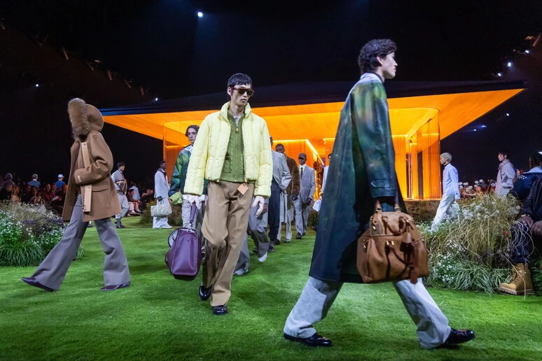 Il sartoriale futuristico di Louis Vuitton apre le sfilate uomo di Parigi