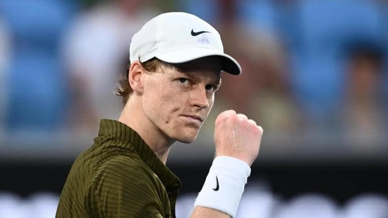 Sinner-Darderi, la diretta: Jannik vince 6-1, 6-4, 7-6. È ai quarti di finale degli Australian Open