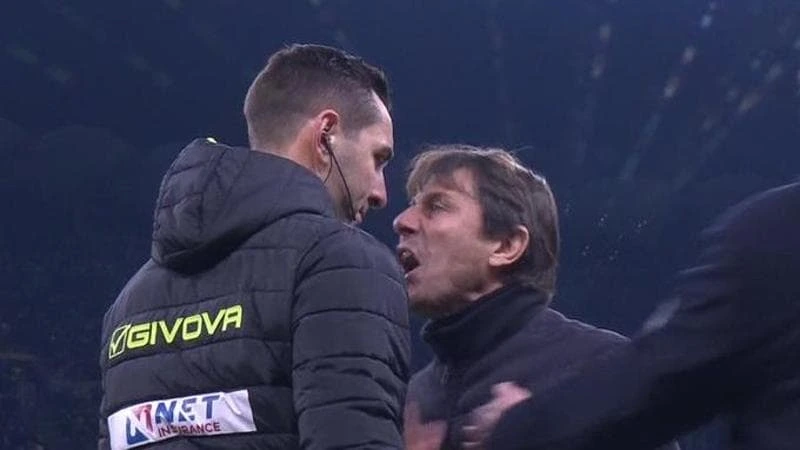 Conte espulso per il rigore concesso all’Inter: “Vergognatevi!”