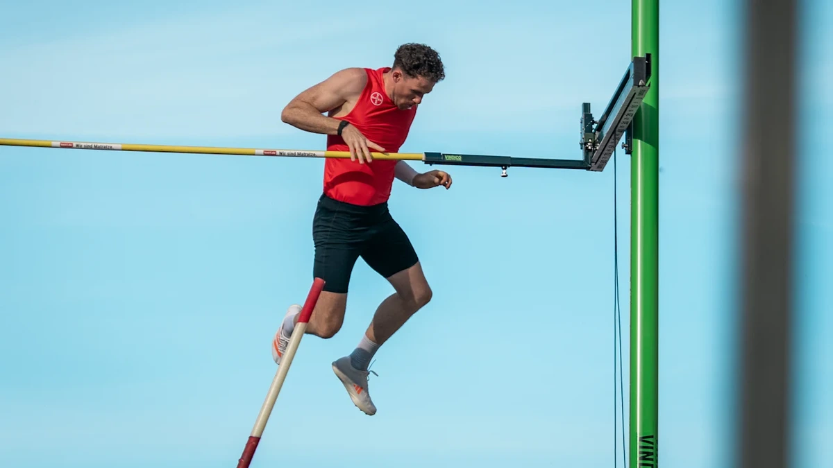 Deutscher Leichtathlet kracht neben die Matte! Stabhochspringer böse verletzt