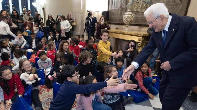 I bambini ospiti di case famiglia da Mattarella, merenda e doni di Natale al Colle: siete il futuro