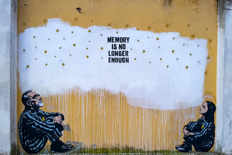 Primo Levi e Anna Frank nel murale per il Giorno della Memoria