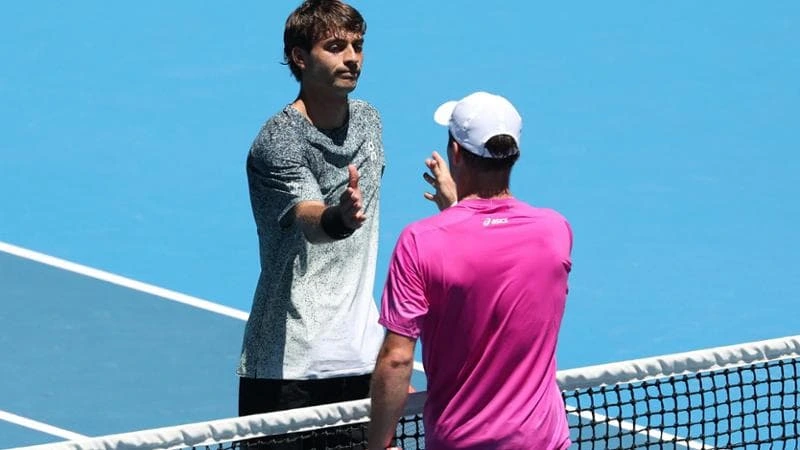 Australian Open, subito fuori Cobolli: eliminato al primo turno da Fery. Bene Paolini: Sasnovich battuta in due set