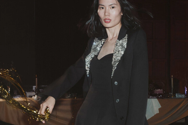 Per Capodanno si festeggia con look anni Venti con paillettes, cristalli, piume e strass