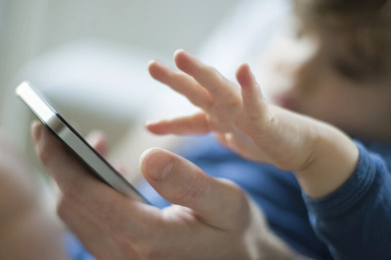 Sempre più studi collegano schermi e mal di testa, è la 'cefalea digitale'