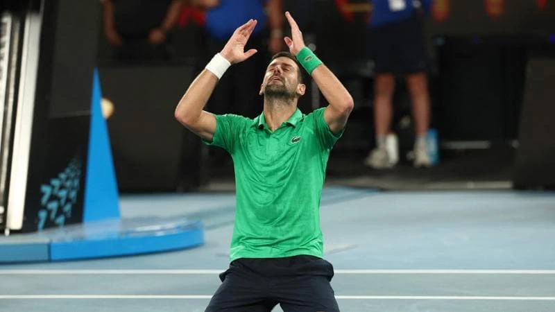 Djokovic batte Sinner 3-6, 6-3, 4-6, 6-4, 6-4. Il serbo in finale agli Australian Open