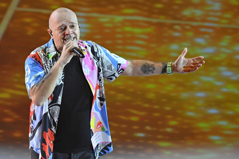Carlo Conti, 'Max Pezzali ospite fisso a Sanremo dal palco sul mare'