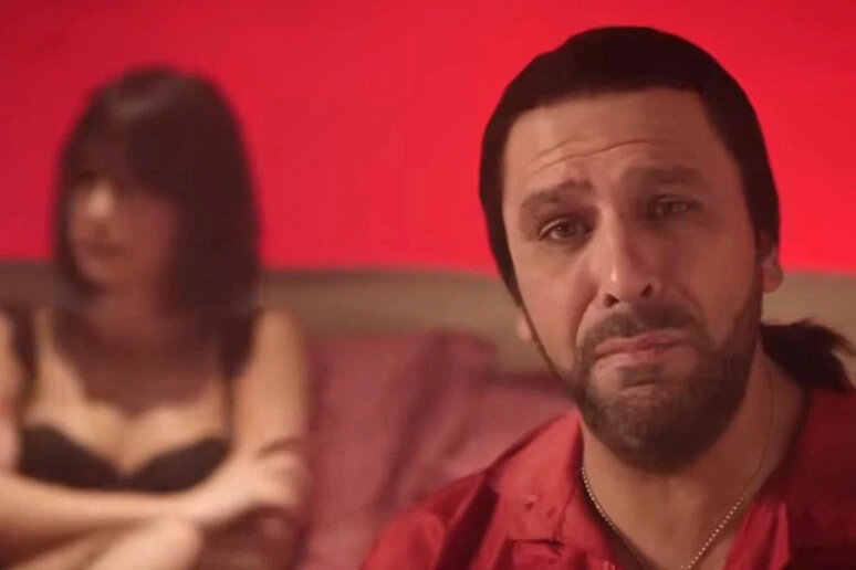 Zalone lampo a reti unificate Mediaset con il video 'Prostata enflamada'