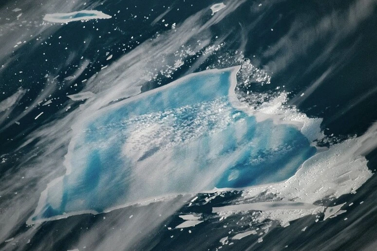 Si  tinge di blu uno dei più grandi iceberg al mondo