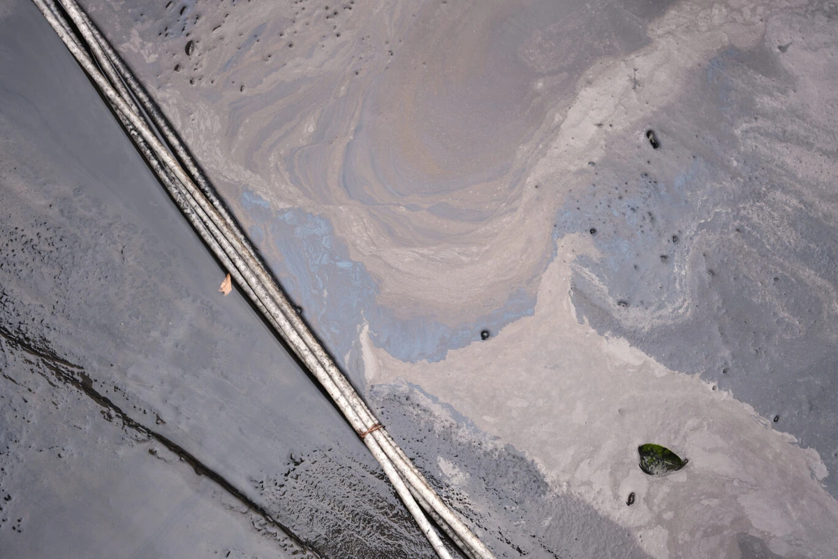 Nubes tóxicas y "lluvia de aceite" en Teherán tras atacar Israel cuatro instalaciones de almacenamiento de petróleo