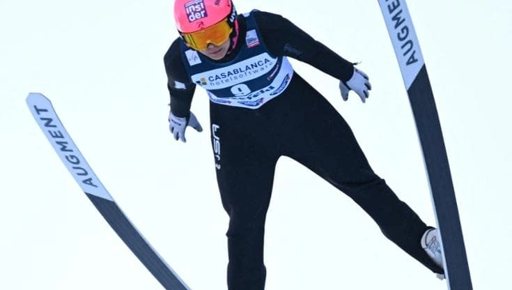 Combinata nordica senza gara donne ai Giochi: le proteste tra barbe finte e bastoncini incrociati