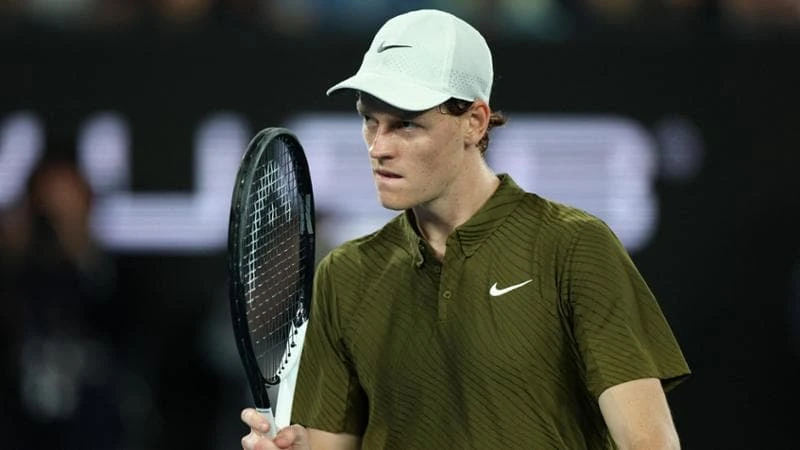 Sinner-Djokovic 6-3, 3-6, 6-4, 4-6, 3-4 la diretta. Break di Nole