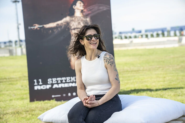 Elisa, la mia festa per 30 anni di musica tra note e libertà di dissenso
