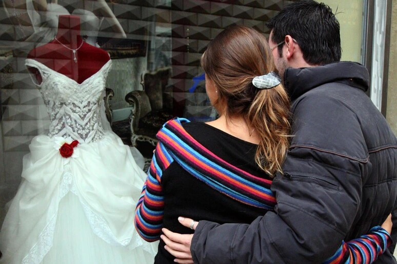 Ci si sposa sempre meno e sempre più tardi