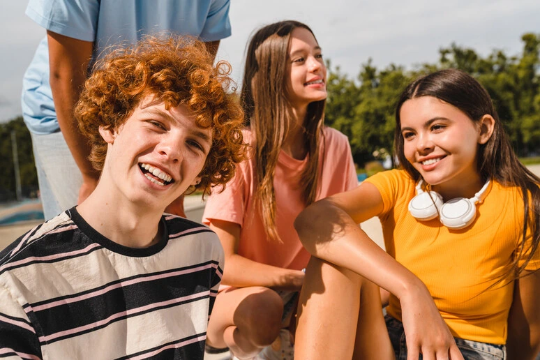 Estate e tempo libero: 4 consigli per un’estate digitale più equilibrata per i teenager