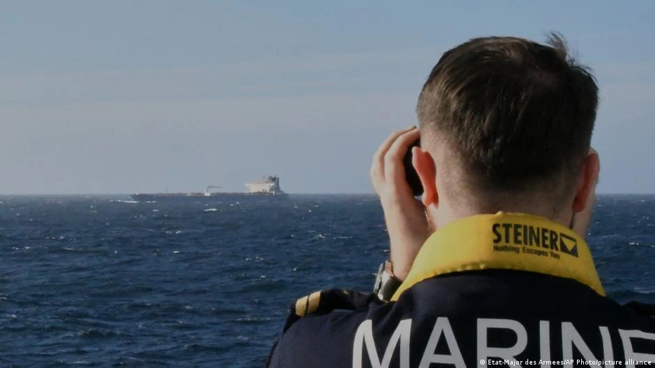 Kremlin califica de "piratería" la intercepción de petrolero
