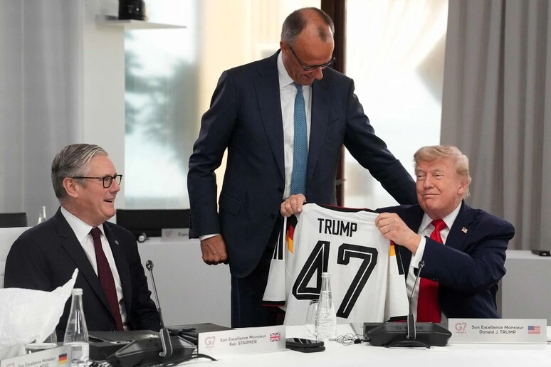 Al via la sessione su Kiev al G7, Merz regala a Trump la maglia della Germania