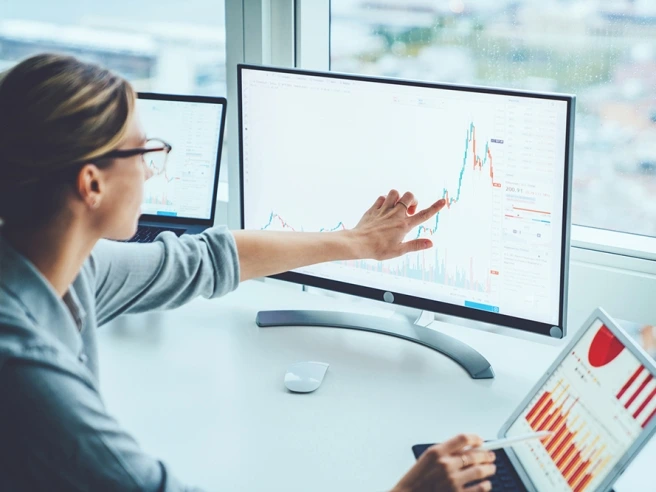 Donne e tecnologia, il paradosso italiano: più laureate degli uomini ma solo il 5% arriva ai vertici IT