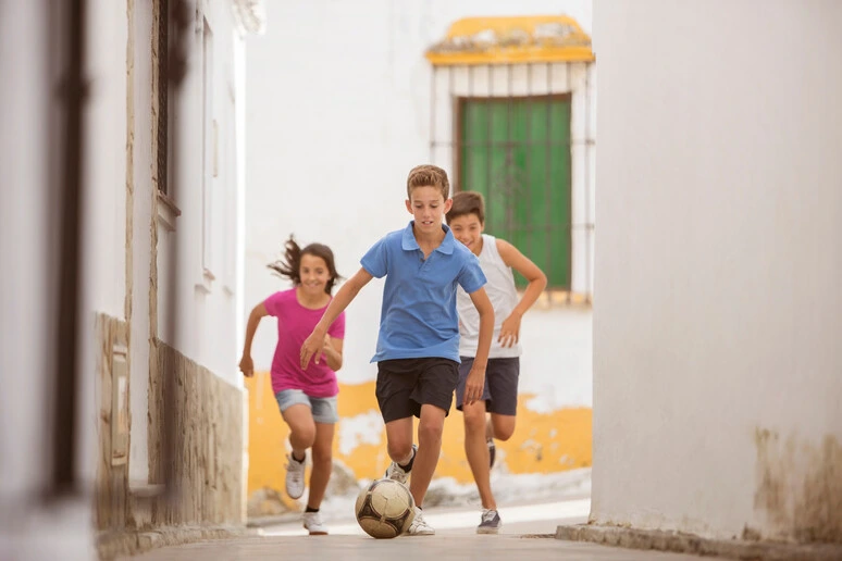 Scuole finite e mondiali, l'irresistibile voglia del calcio da cortile