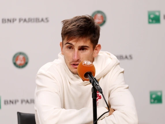 Arnaldi si ritira per un virus, non giocherà la semifinale del Roland Garros contro Cobolli: «Non mi sono sentito bene nella notte». Flavio è in finale contro Zverev e ringrazia: «Quando l'ho saputo, ho quasi pianto»
