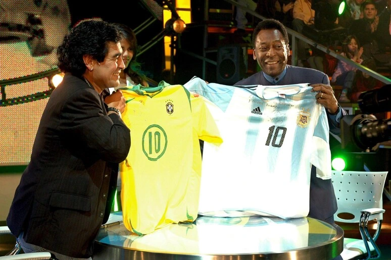 Mondiali: alla cerimonia di apertura dell'Azteca omaggi a Pelè e Maradona