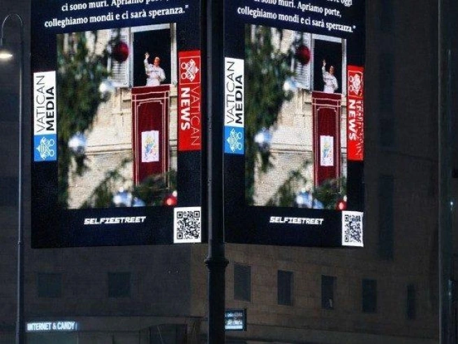 Selfiestreet, l’Italia va sul maxischermo: dagli auguri alle news su Leone XIV, il boom del social «da piazza»