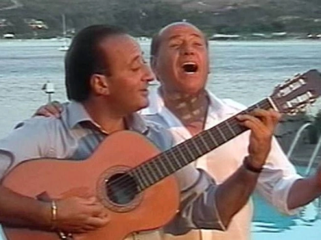 Villa Certosa, Silvio Berlusconi e 20 anni di storia italiana: l’amico Putin, il finto vulcano, la bandana