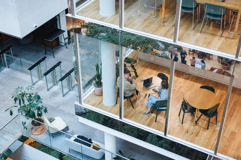 Tre secoli in ufficio: dalla scrivania del 1726 allo smart working con l'AI