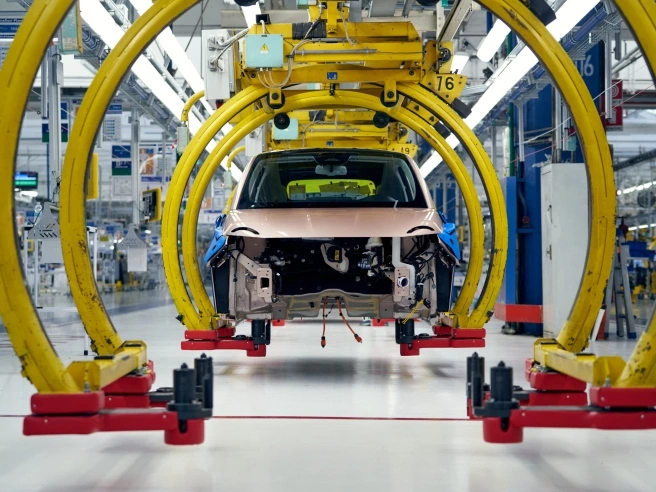 Stellantis, Volkswagen e Renault chiedono all’Ue un piano per proteggere l’auto europea dai rivali cinesi