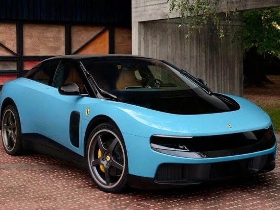 Ferrari cancella il tonfo dell’elettrica in Borsa: le quotazioni tornano ai livelli pre «Luce»