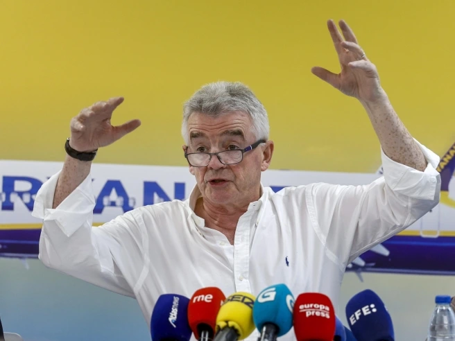Ryanair, O’Leary confermato fino al 2032: è il ceo (miliardario) più longevo dell’aviazione, arriverà a 38 anni di guida della compagnia