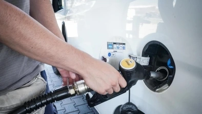 Borse di oggi 17 giugno | Scende il petrolio: benzina a 1,88 euro al litro (è il prezzo più basso da un mese e mezzo)