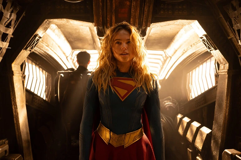 La Supergirl imbronciata di Milly Alcock, 'Non siamo perfette e va bene così'