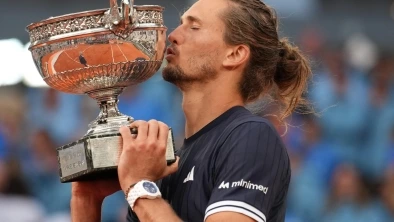Zverev vince il Roland Garros, Cobolli lotta per cinque set ma deve cedere. Sascha conquista il primo Slam e scoppia in lacrime