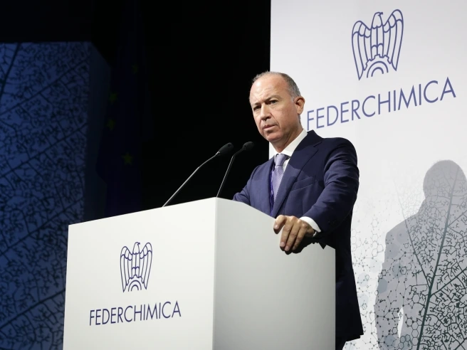 Federchimica in missione a Bruxelles: questione esistenziale, servono dazi sui prodotti cinesi