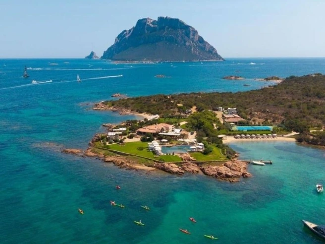 Tavolara Bay, ecco i nomi dei miliardari del mega progetto extra lusso in Sardegna: spunta la clausola sul «contributo governativo»