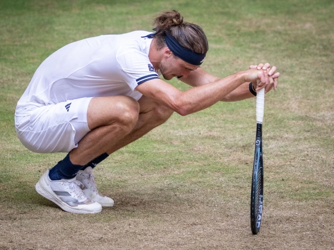 Zverev, guasto al sensore del glucosio ad Halle contro Fritz: «Valori sballati, mi sono iniettato troppa insulina: come bere tre litri e mezzo di Coca-Cola»