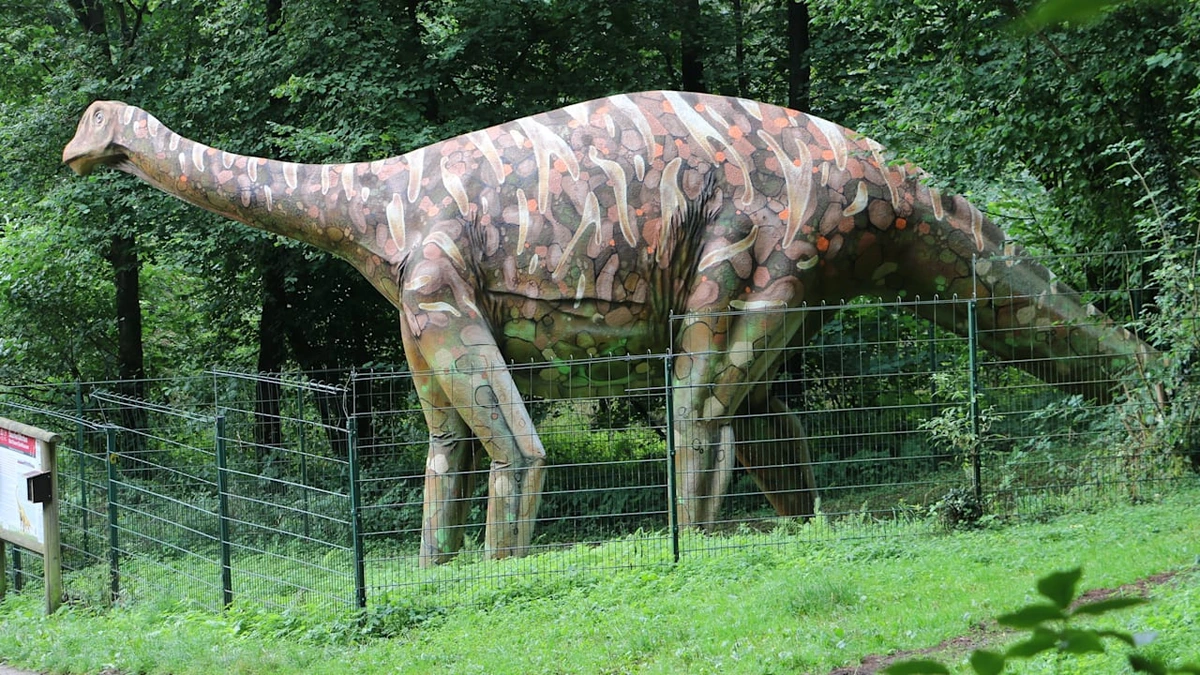 Niedersachsen: Dinosaurier-Skulptur an Selbstabholer zu verschenken