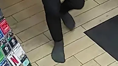 Polizei veröffentlicht Fahndungsfotos: Räuber schlich auf Socken in Tankstelle