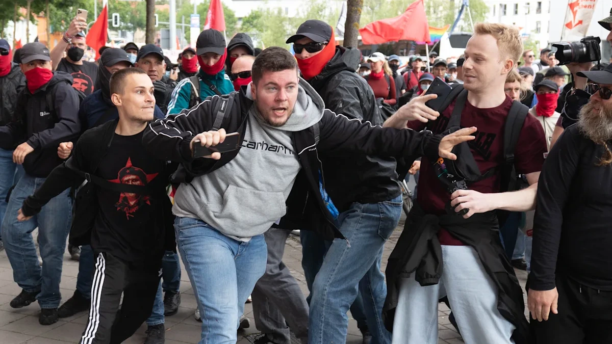 Erfurt – Politiker kritisieren Gewalt-Eskalation: „Wer Journalisten angreift, greift die Demokratie an“