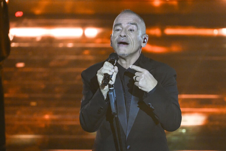 Eros Ramazzotti operato alle corde vocali: "Sto bene, ma devo riposare. Stop al tour"