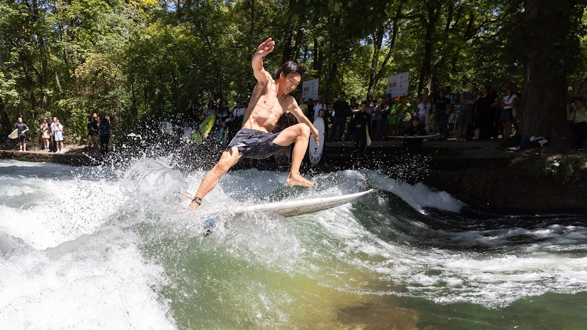 Handys, Waffen, Nazi-Anstecker: Ehemaliger Profisurfer fischt Schätze aus dem Eisbach