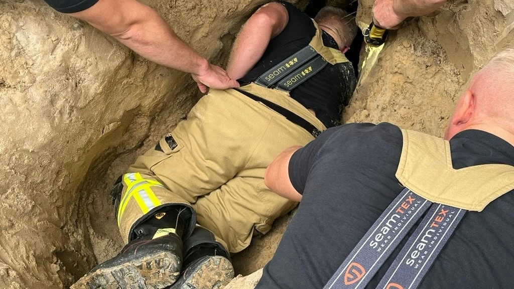 In Rohr gefangen: Aus Tierliebe gräbt die Feuerwehr metertief