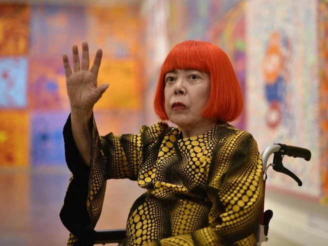 Yayoi Kusama, è morta l'artista giapponese «regina dei pois». Aveva 97 anni